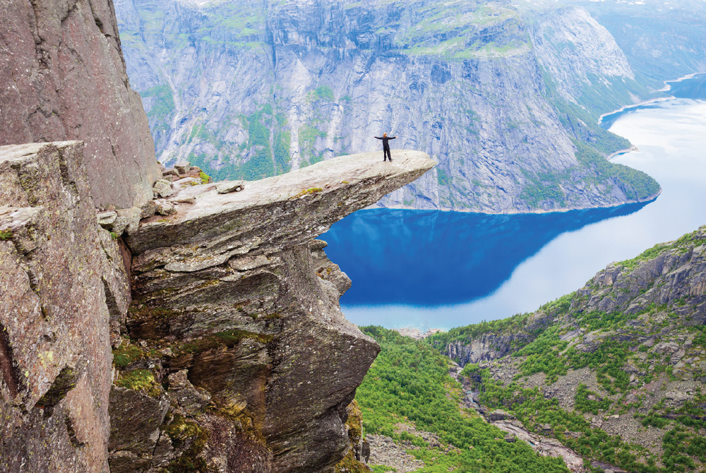 Trolltunga by Ecuatraveling